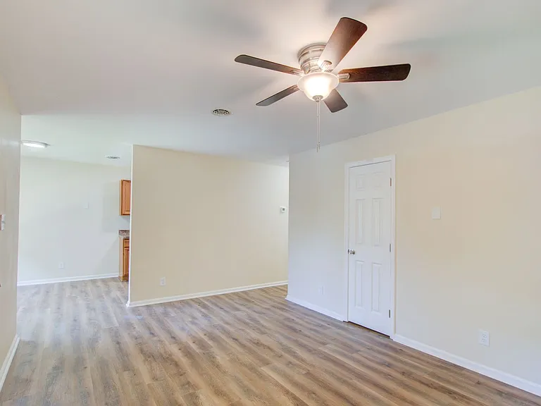 2912 Wesley St — Photo 6