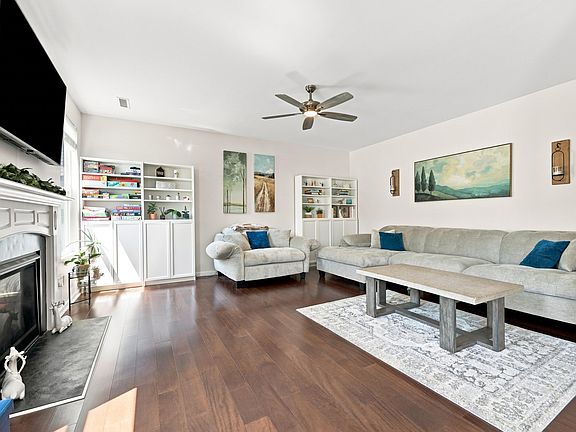 5th image of 124 Rosebud Ln