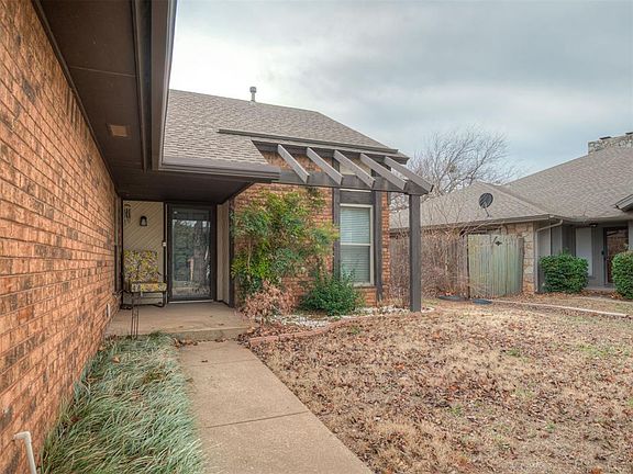 3rd image of 2622 N Silvertree St