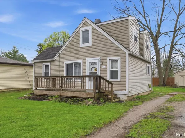 2164 Savoy Ave, Burton, MI 48529