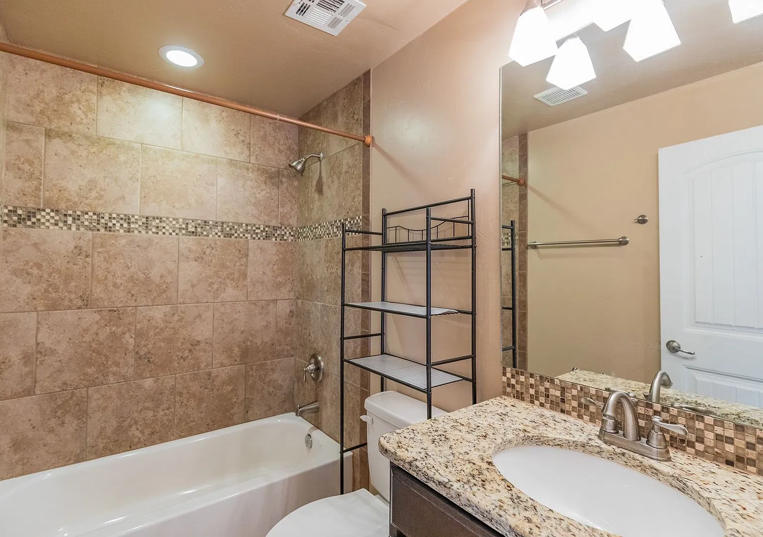 Updated 3 bedroom 2 bath Home! — Photo 4