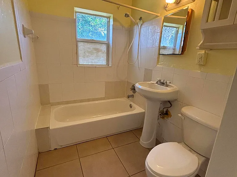 328 Urquhart St — Photo 23