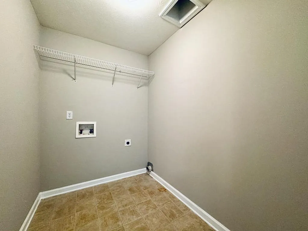 1327 Avington Glen Way — Photo 3