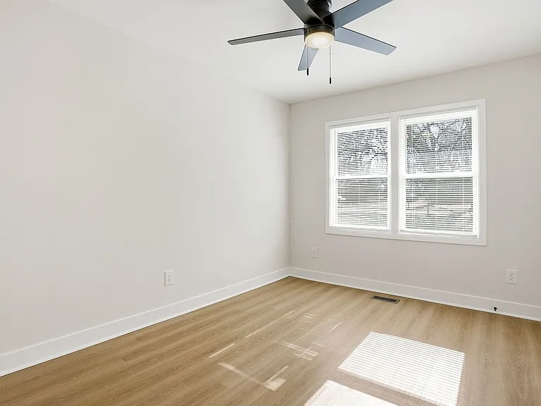 127 Perry St — Photo 17