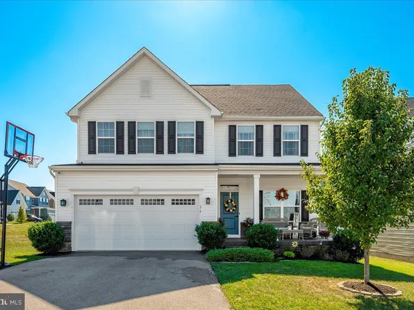 76 Vancouver Pl, Falling Waters, WV 25419