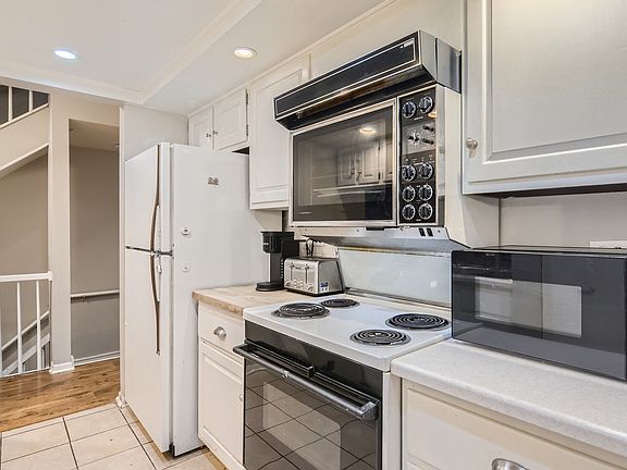 5th image of 1833 Wildberry Dr Unit B