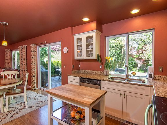 5th image of 1010 SE 11th Pl