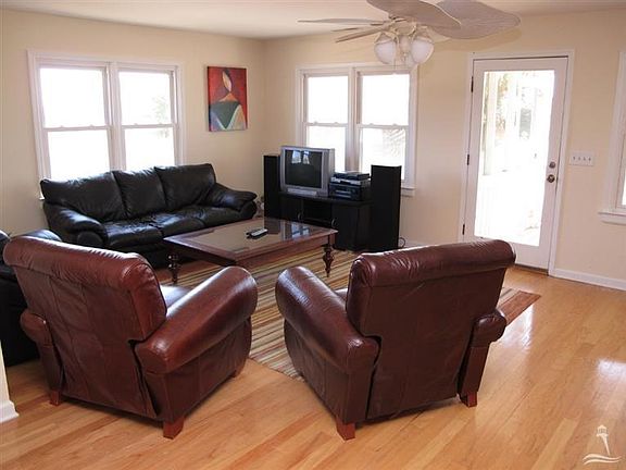 4th image of 702 W Dolphin Dr