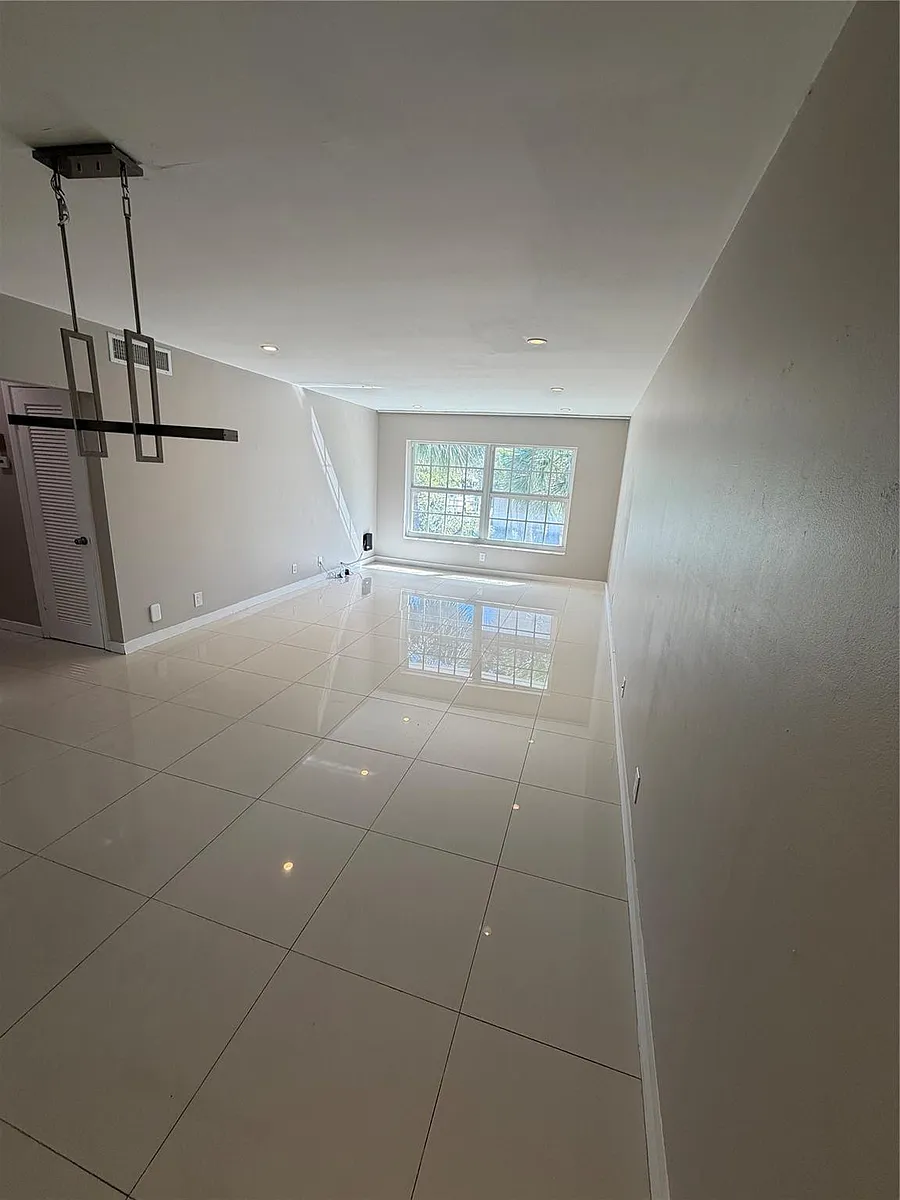 Building Photo - 2161 NE 68th St #323