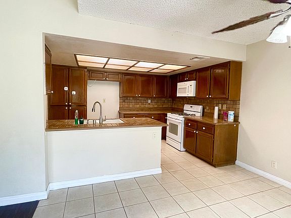 3rd image of 8588 Sandalwood Ct