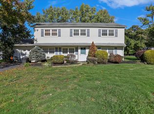 17 Whittier Dr, Manalapan, NJ 07726