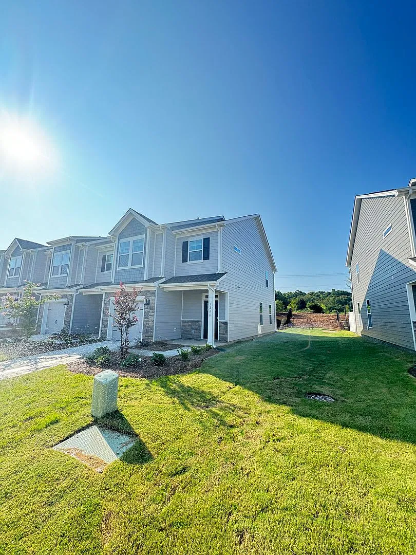 New 3bed/2.5ba Townhome in Huntersville close to 85/485/77 — Photo 3