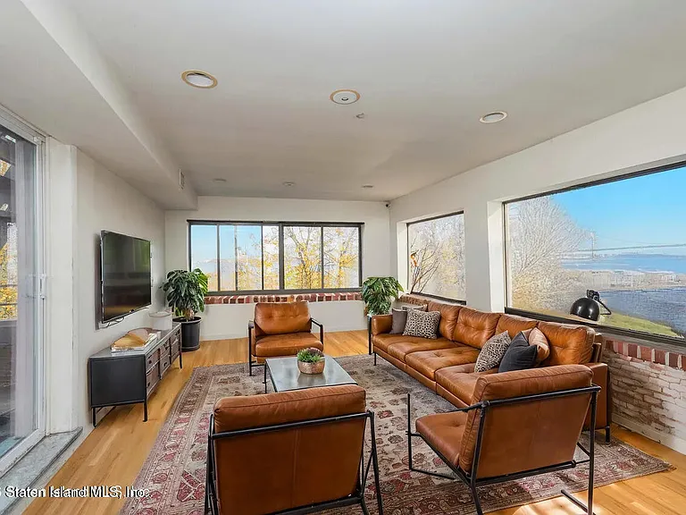 703 Bay St — Photo 9