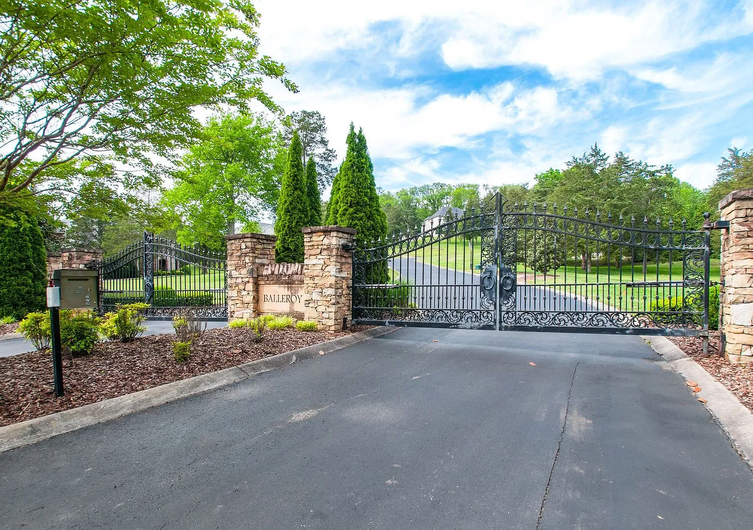 Gated Balleroy community in the heart of Brentwood! — Photo 1