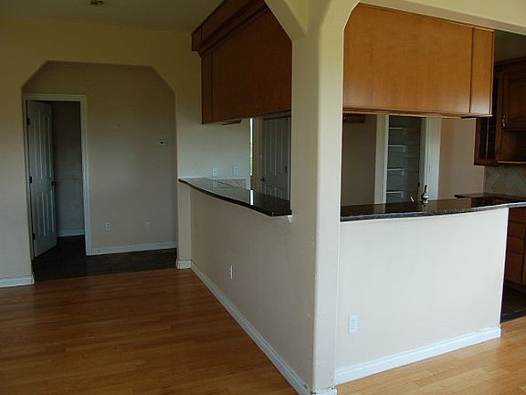5th image of 2673 Glenmore St