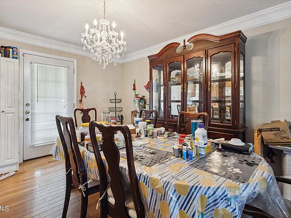 3rd image of 512 Meadowlark Ct