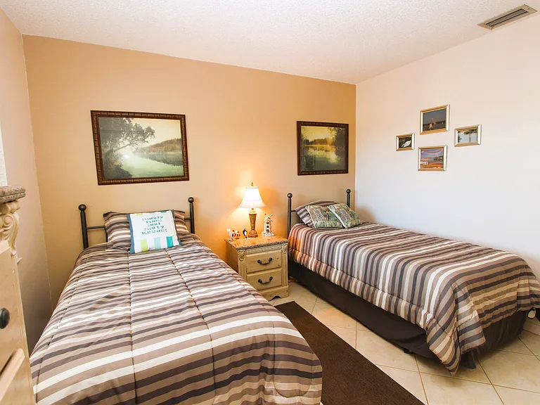 Bedroom 2 - view 2
