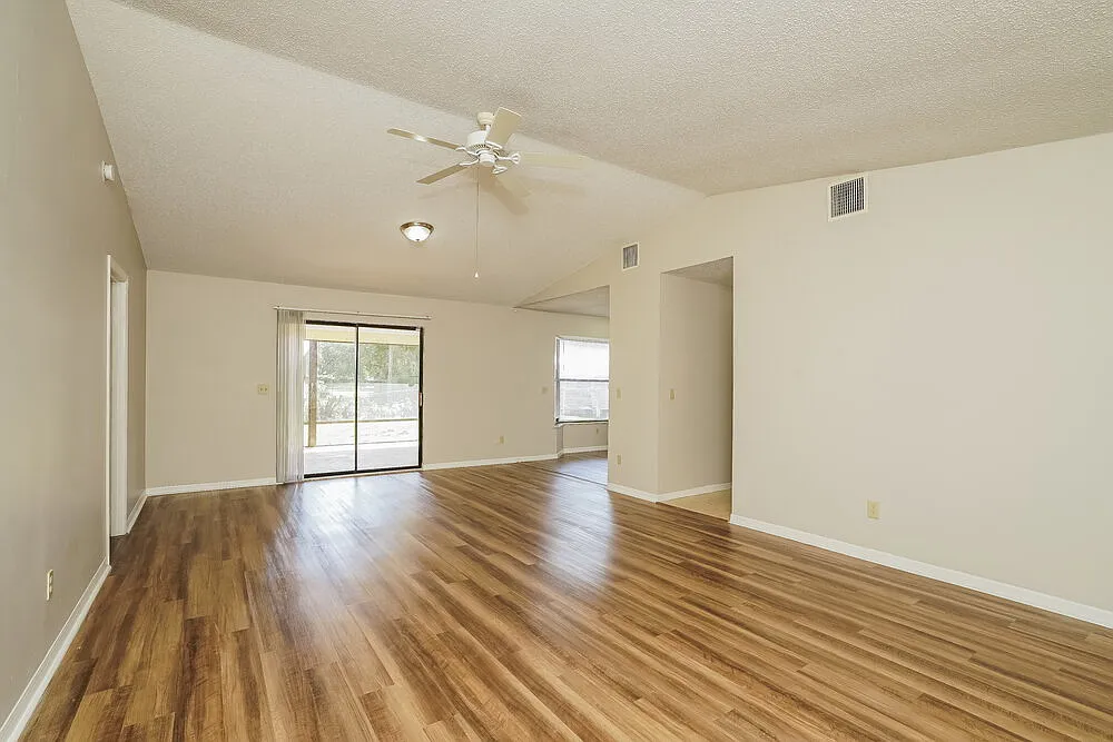 3 bed, 2.0 bath, 1404 sqft, $2,170 — Photo 3