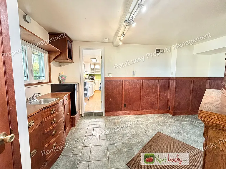 1612 Markham Ave NE — Photo 12