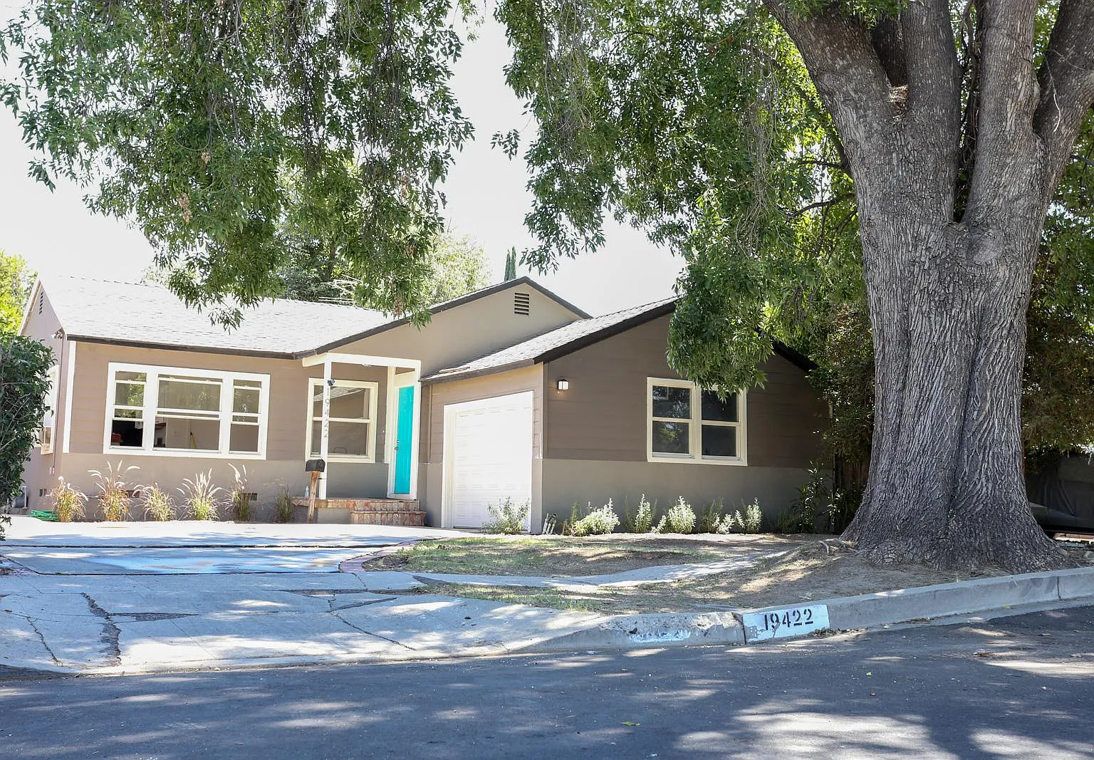 19422 Archwood St — Photo 1