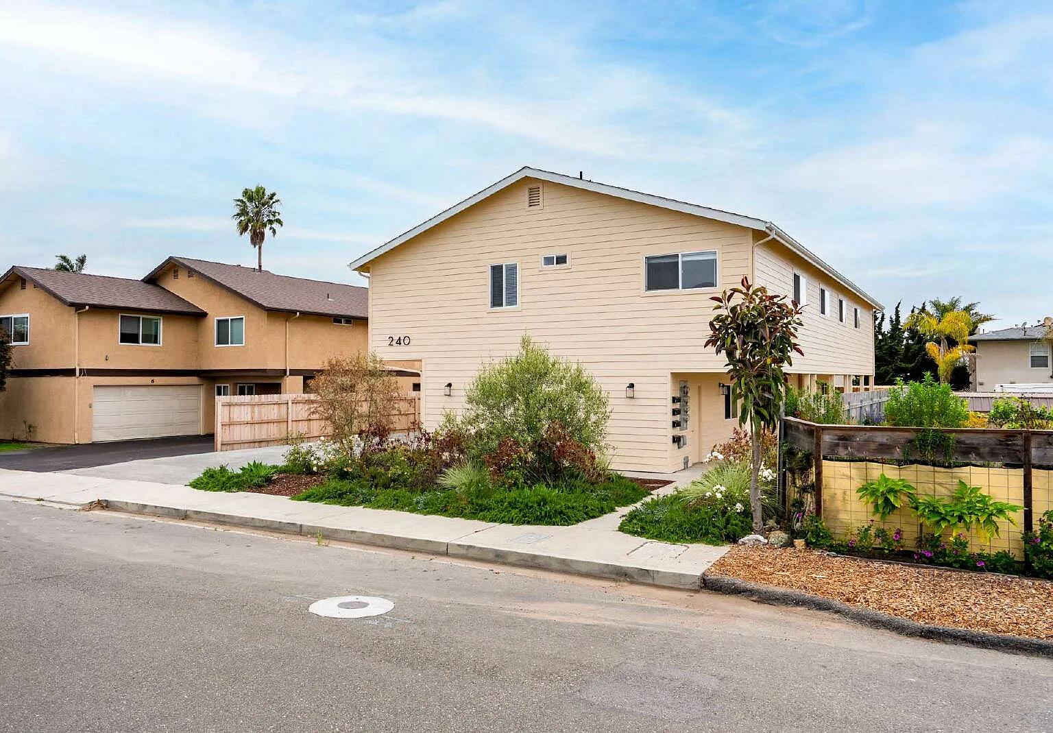 2 bed, 1.0 bath, 840 sqft, $2,549 — Photo 2