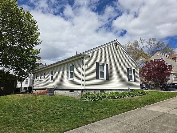 3rd image of 499 Maple St