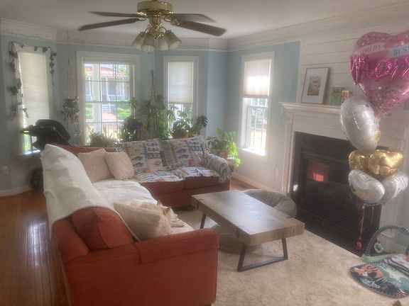 2nd image of 814 Holly St #810