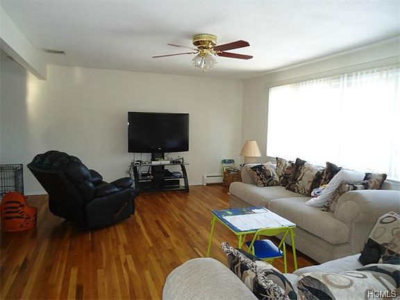 3rd image of 14 Moulton Cir