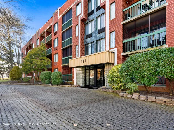 121 Wellington Ct APT 2A, Staten Island, NY 10314