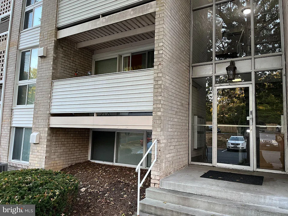 5610 Bloomfield Dr #101