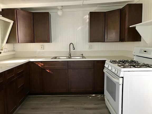 3rd image of 203 S Santa Cruz St