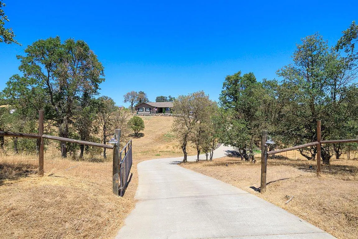 4489 Little John Rd photo 1