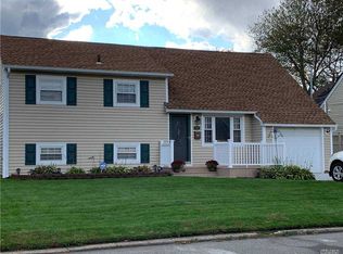 950 N Queens Ave, Lindenhurst, NY 11757