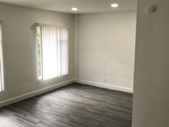 2nd image of 974 Granville Ave #7