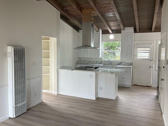 4th image of 2437 Beverley Ave #D