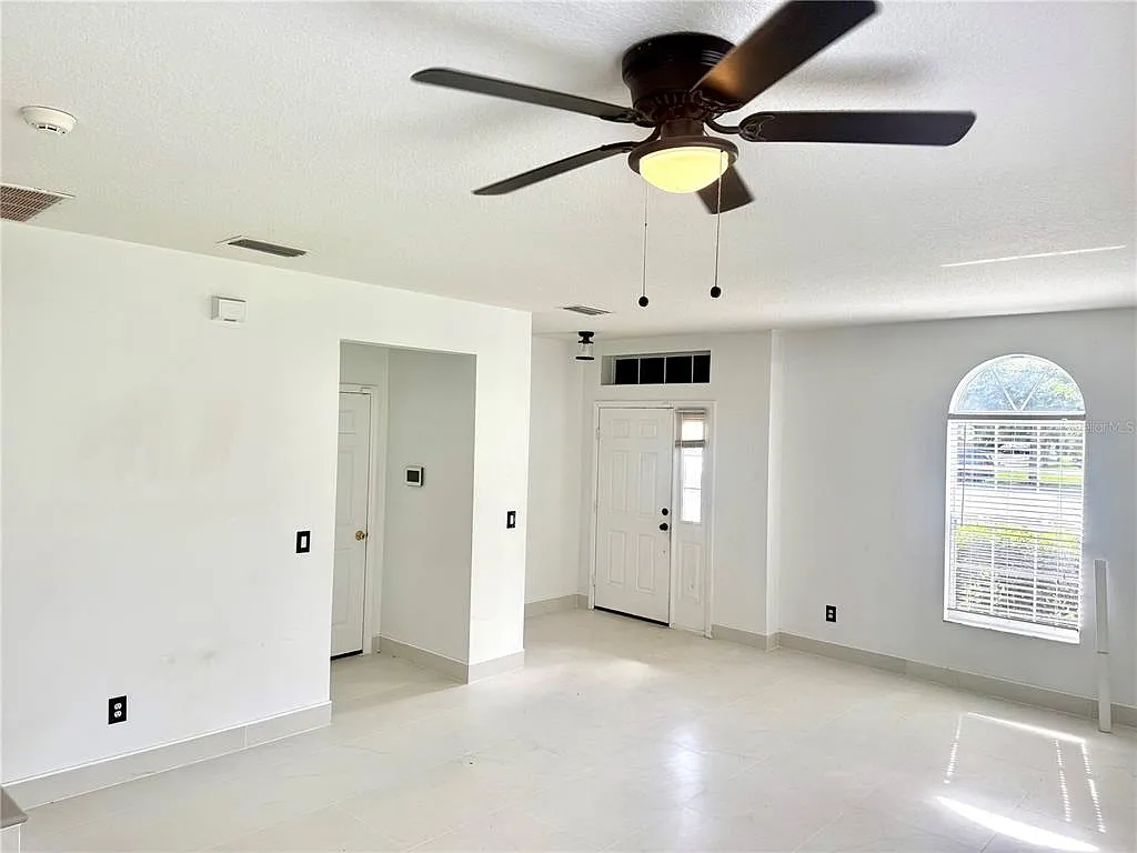 5 bed, 3.0 bath, 3074 sqft, $3,900 — Photo 3