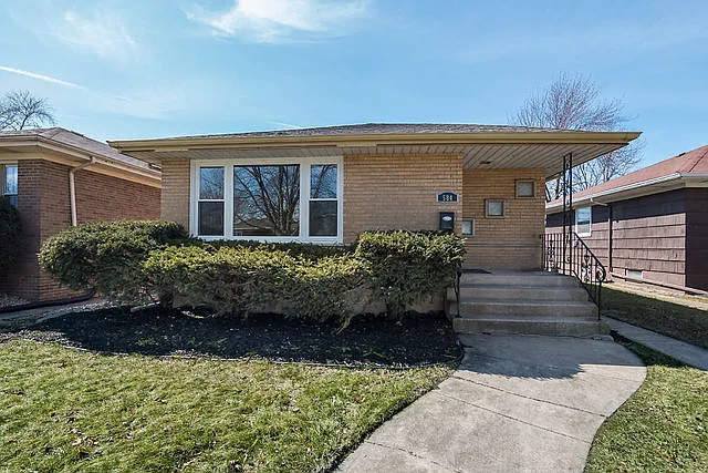 584 Hirsch Ave photo 1