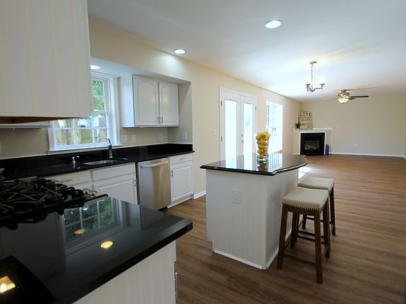 4th image of 11809 Fillmore Ln