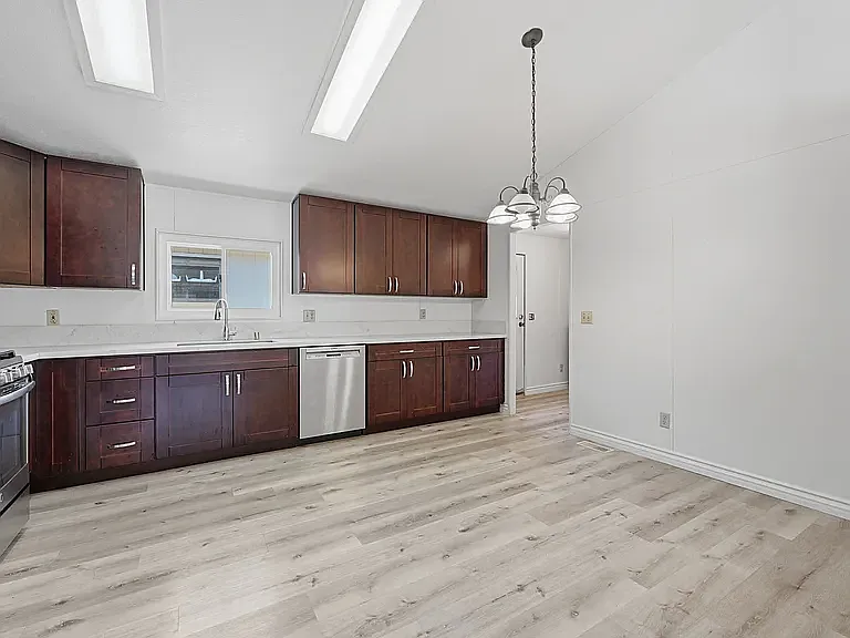 3 bed, 1296 sqft, $3,300 — Photo 2