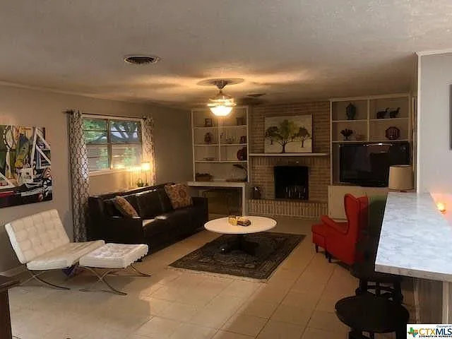 3 bed, 1968 sqft, $2,100 — Photo 2