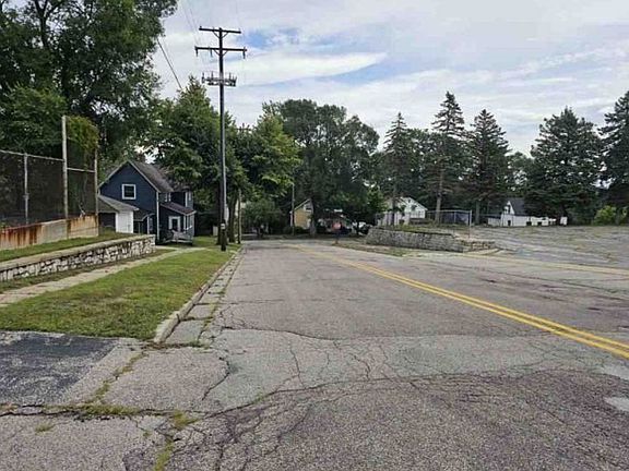 Exterior Neighborhood (street photo)