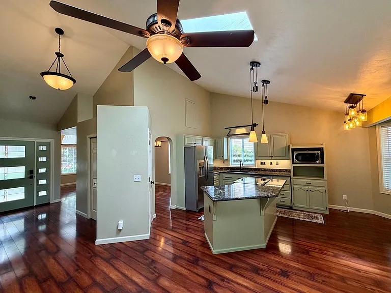 555 Edwards Dr — Photo 4