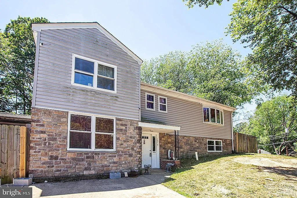 1919 Willow Ln photo 1