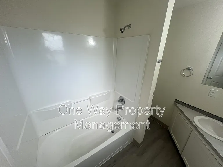 2025 4th Ave #6 — Photo 8