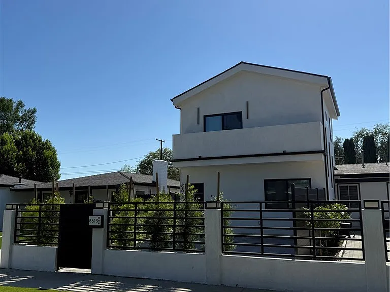 8613 Oakdale Ave — Photo 1