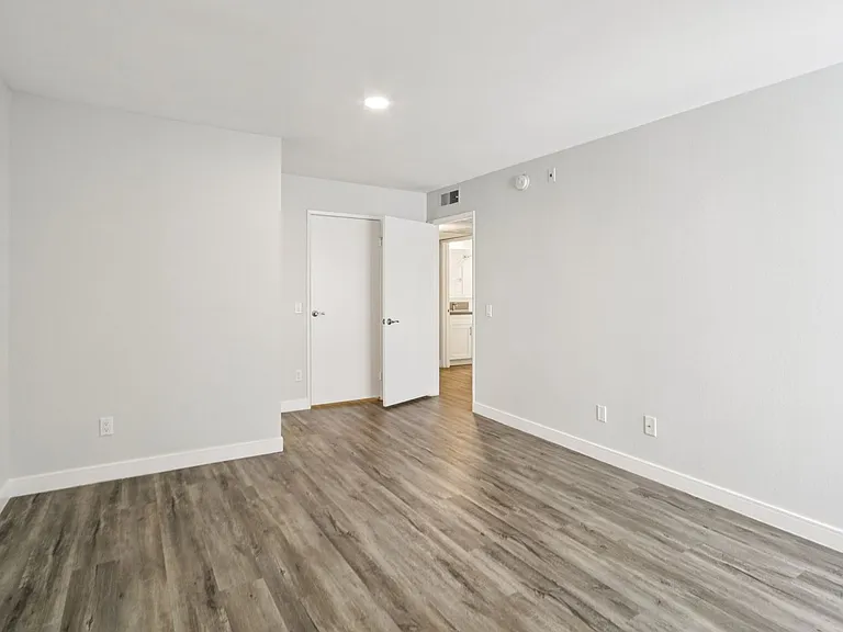 960 N. Alfred — Photo 36