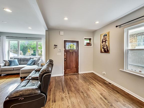 5th image of 2536 W Berteau Ave
