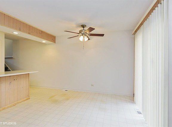 4th image of 586 Berkshire Ln