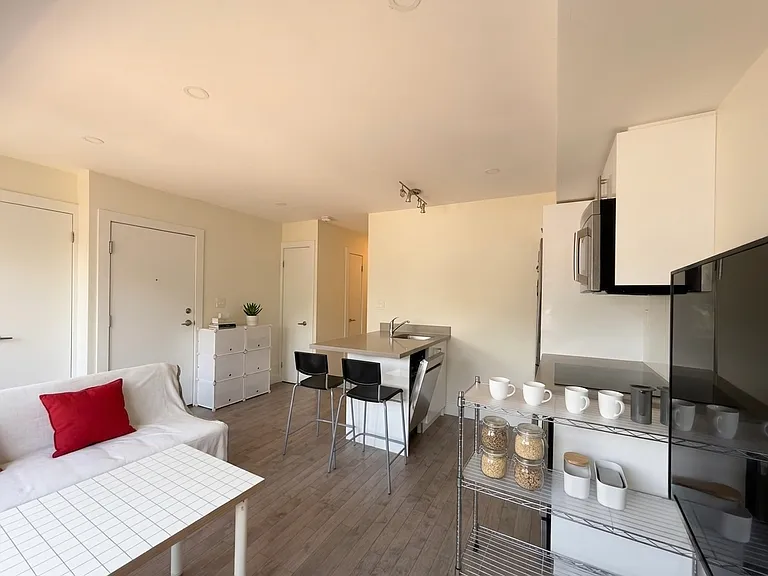 1175 Dovercourt Rd #4 — Photo 2
