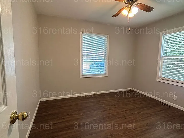 418 N State St — Photo 3